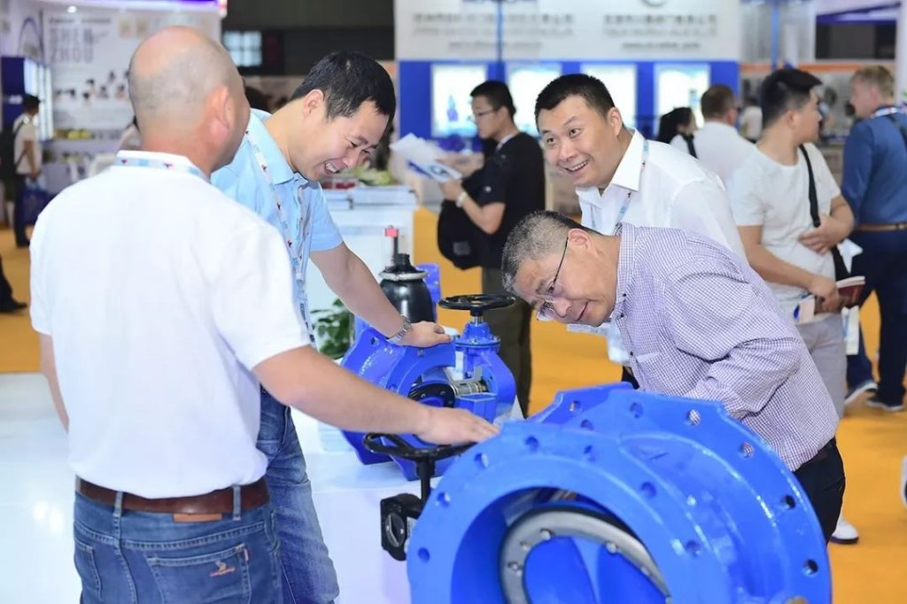 總理帶頭喝“下水道水”,新加坡為何被逼至如此?- 總理帶頭喝“下水道水”,新加坡為何被逼至如此?-