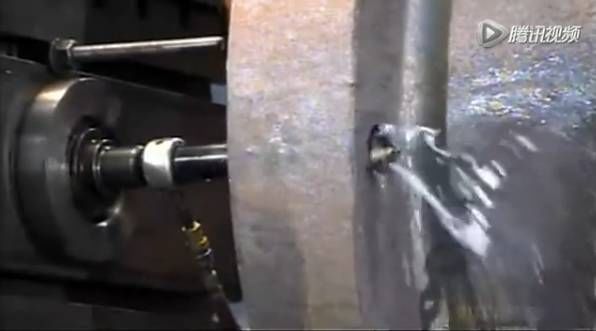 比人還大的大型閥門是怎么制造出來的?- 比人還大的大型閥門是怎么制造出來的?-