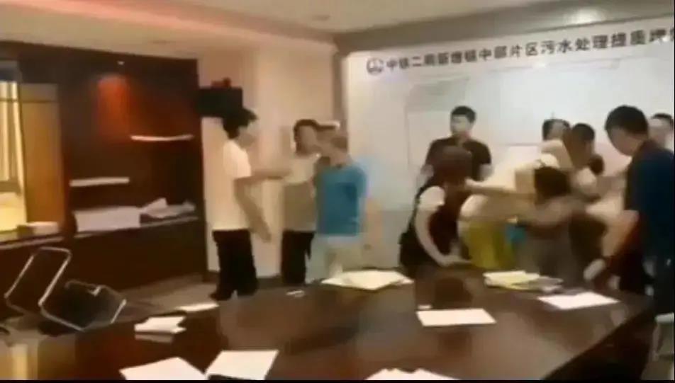 中鐵二局閥門投標現場，報最低價者被“群揍”…咋回事？-